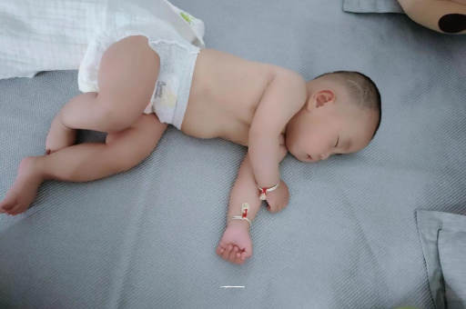 武汉供卵包生男孩三个月宝宝抬头不稳